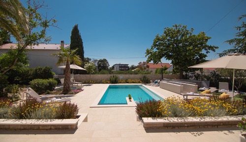 Estudio Deluxe, varias camas, patio, vistas a la piscina