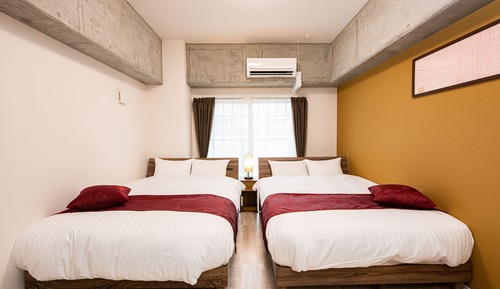 Habitación básica con 2 camas individuales, 2 camas dobles