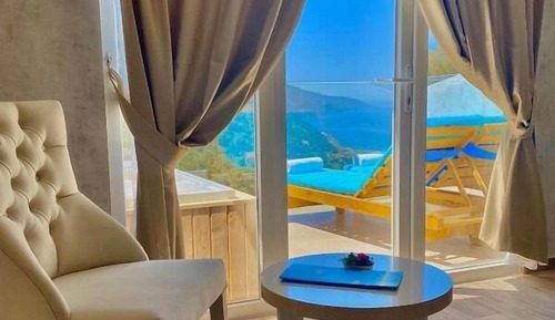 Jacuzzi Deluxe Room with Sea View