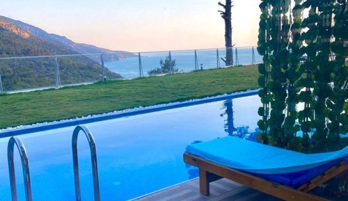 Swim Up Room with Sea View