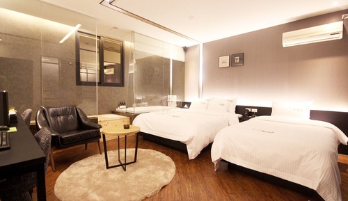 Room (Sweet-Twin (Netflix available state-o)