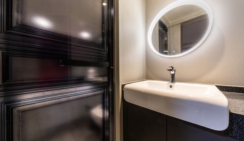 Room (premium massage chair)