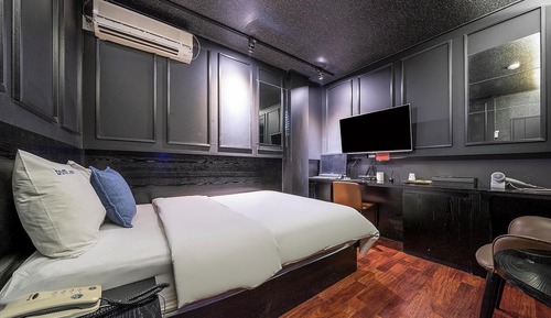 Room (Early Bird (available on Netflix Tivi)