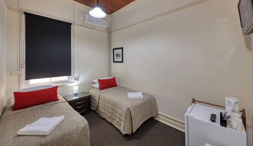 Habitación básica con 1 cama doble o 2 individuales