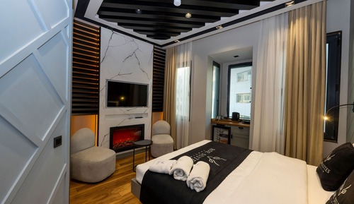 Estudio City, 1 cama de matrimonio grande, balcón, vistas a la ciudad