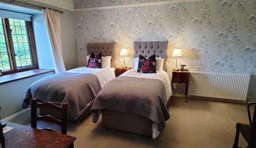 Habitación superior con 1 cama doble o 2 individuales, baño privado (Jennifrieds)