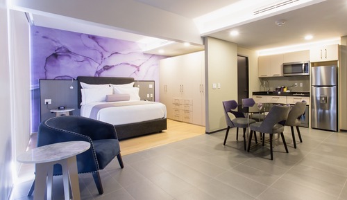 Habitación junior, 1 cama de matrimonio, cocina básica, vistas a la ciudad