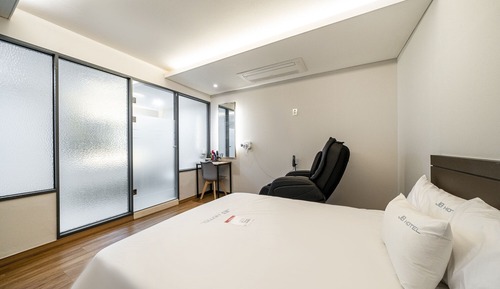 Room (VIP premium (massage chair + PC + bat)
