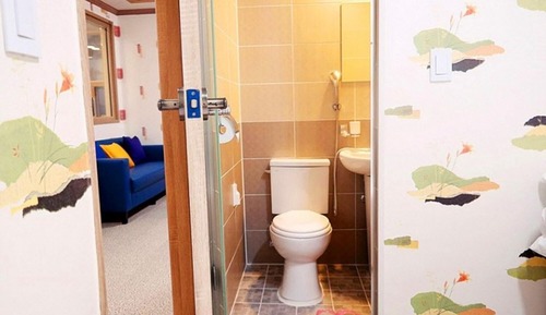 Room (Building 7 Room 102 (Salt Water Hot S)