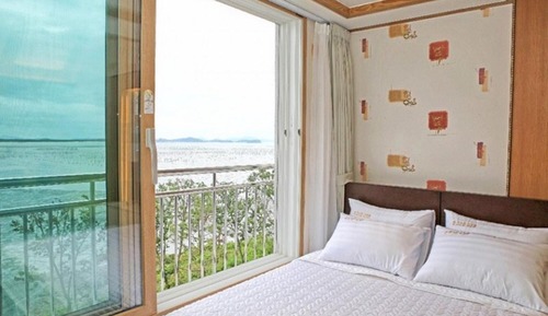 Room (Building 8 Room 202 (seawater pool hi)