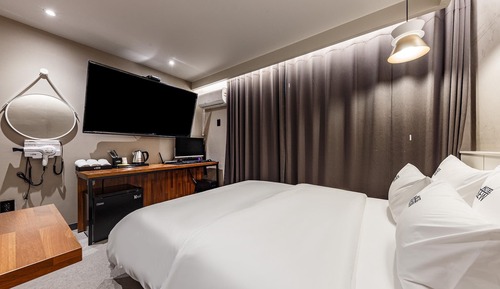 Room (Standard non-smoking room (65&quot; l)