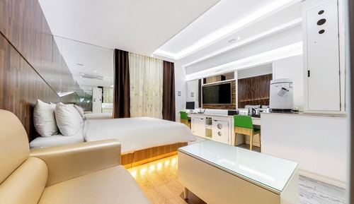 Room (Bentley - Drive-in (consecutive night)