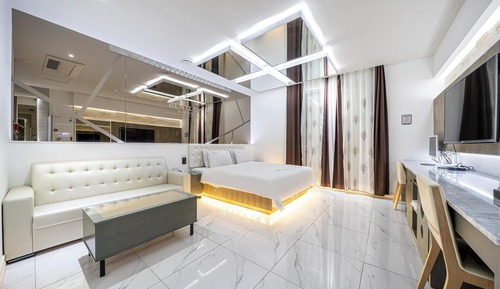 Room (Bentley - Business (65" LG Smart TV) )