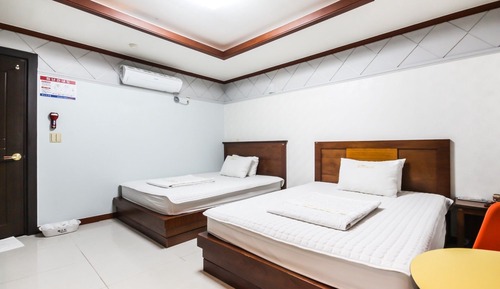Room (Twin (10000 won per person if the sta)