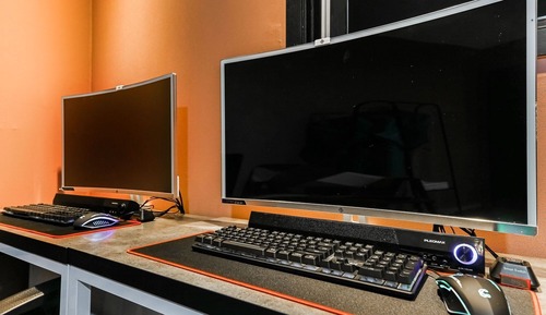 Room (Deluxe (Netflix automatic login down )