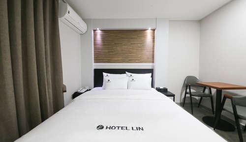 Room (Premium (Netflix available air purifi)
