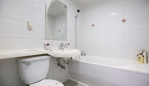 Room (Mirror Room G7 (Netflix Disney+ Apple)