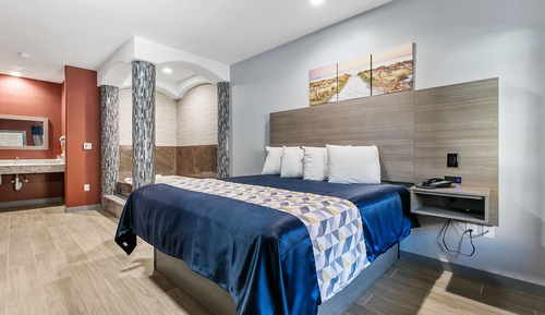 Honeymoon Room - King Bed with Jacuzzi