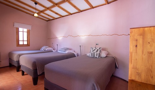 Habitación triple superior, varias camas, baño privado, en la zona del patio