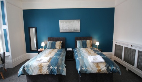 Habitación con 2 camas individuales, baño compartido