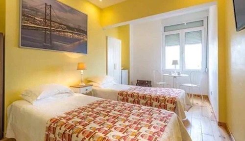 Habitación superior con 2 camas individuales, vistas al río