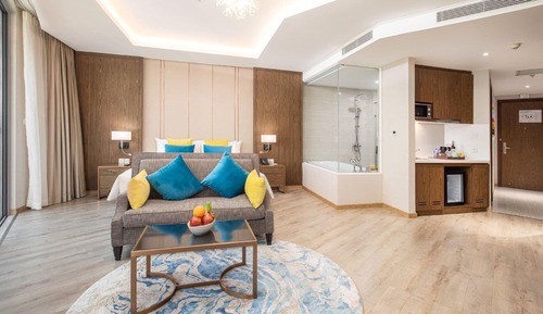 Estudio ejecutivo, bañera, vistas al mar