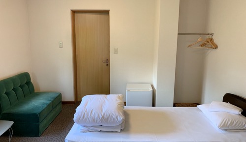 Habitación con 2 camas individuales, baño compartido