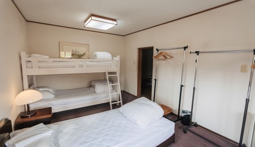 Habitación cuádruple estándar, baño compartido