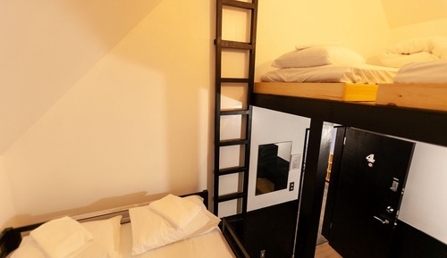 Chalet, balcón, junto a la montaña