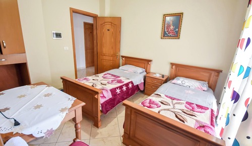 Habitación económica con 1 cama doble o 2 individuales, vistas a la ciudad