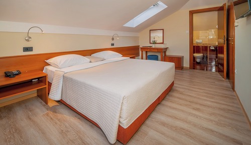 Habitación económica con 1 cama doble o 2 individuales, vistas parciales al mar