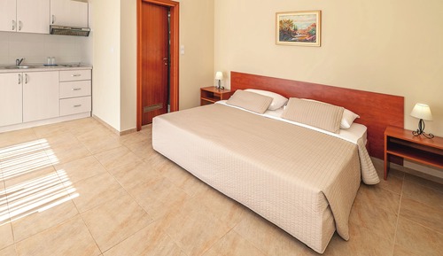 Estudio, terraza, junto a la piscina