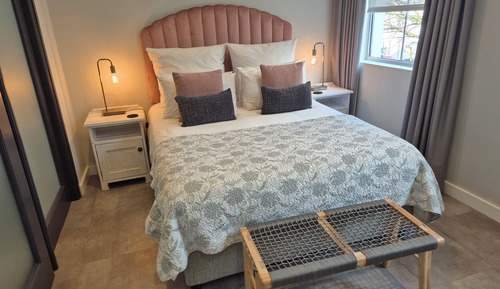 Studio, 1 Bedroom en-suite, air-conditioned (8b Loader Street 2 night min stay)