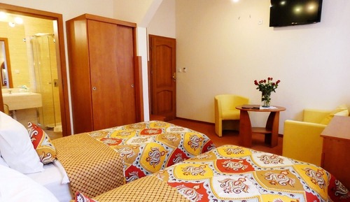 Habitación superior con 1 cama doble o 2 individuales, 1 cama doble o 2 individuales, cocina básica
