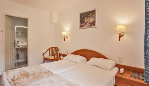 Chambre avec lits jumeaux, vue rue