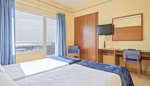 Habitación con 2 camas individuales, balcón, vistas al mar