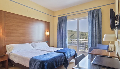Habitación con 2 camas individuales, balcón, vistas parciales al mar (Bañera)