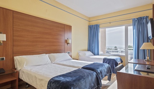 Habitación triple, balcón, vistas al mar