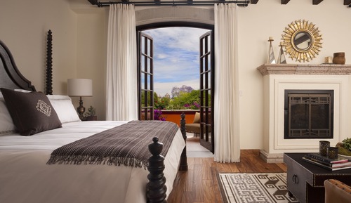 Deluxe Colonial Suite