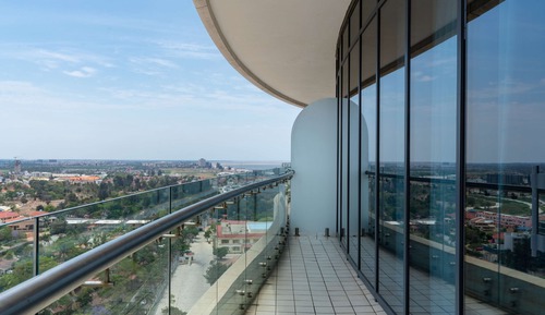 Estudio, balcón, vistas a la ciudad
