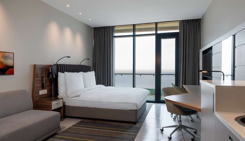 Estudio, balcón, vistas al mar