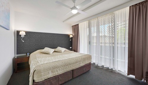 Suite familiar, 3 habitaciones, vistas al patio, en la zona del patio