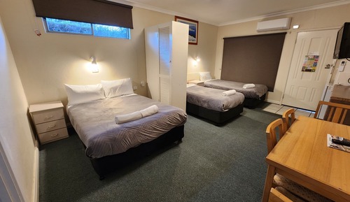 Habitación cuádruple familiar, 1 habitación, vistas a la piscina, planta baja