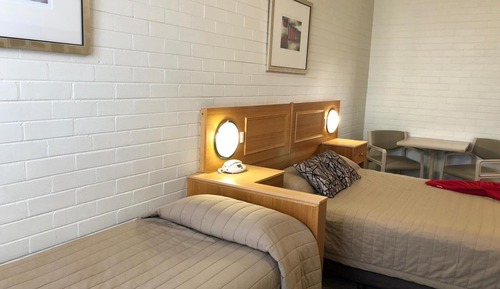 Habitación básica con 1 cama doble o 2 individuales