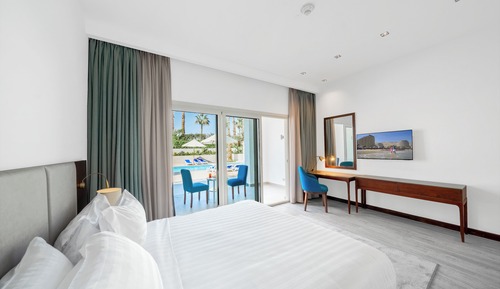 Suite estándar, 1 cama de matrimonio con sofá cama, no fumadores, vistas a la piscina