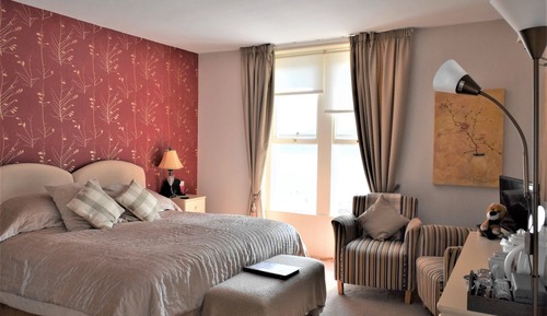 Habitación superior con 1 cama doble o 2 individuales, baño privado, vistas al mar