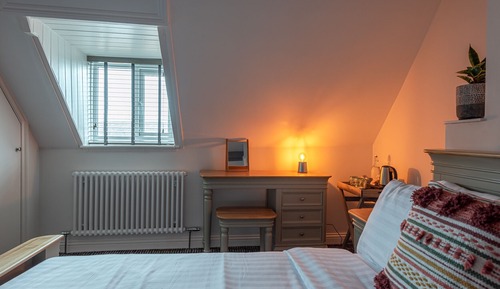 Habitación con 1 cama doble o 2 individuales (Large Room Room only)