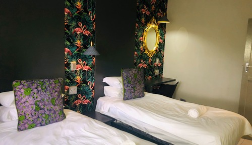 Apartamento básico, 3 habitaciones, balcón, vistas a la piscina