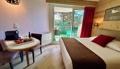 Estudio clásico, cocina básica, en la zona del jardín