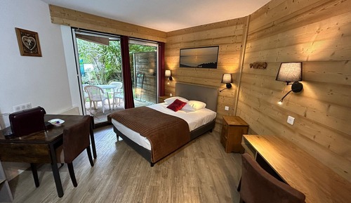 Estudio junior, 1 cama individual grande, cocina básica, en la zona del jardín